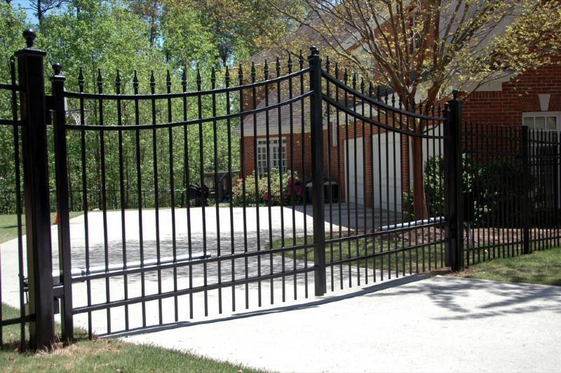 Under Arch Drive Gate With Quad Flare Finials